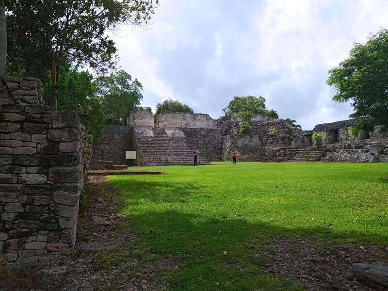 kohunlich-mayan-ruins-with-professional-native-guides