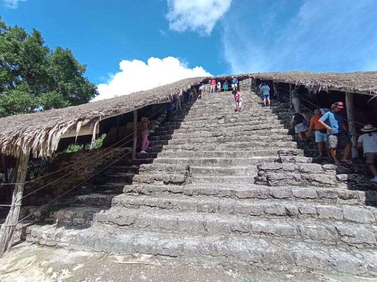 kohunlich-mayan-ruins-with-professional-native-guides