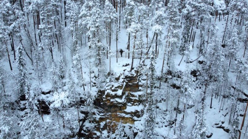 korouoma-frozen-waterfall-hiking-tour