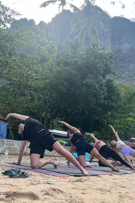 krabi-sunrise-yoga-balance-join-in-class