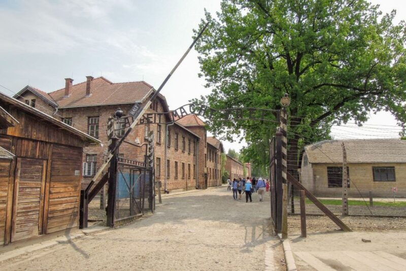 krakow-auschwitz-and-wieliczka-salt-mine-combo-tour