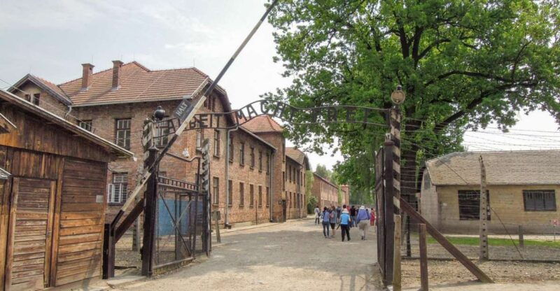 krakow-auschwitz-and-wieliczka-salt-mine-combo-tour