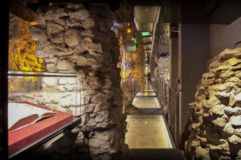 krakow-guided-tour-of-rynek-underground-2