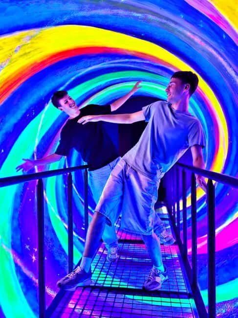 Krakow in Lens VR Experience, Glass Maze and Entry Tunnel - Key Points