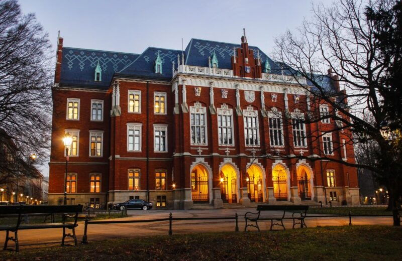 krakow-old-town-audio-guided-walking-tour-with-headset