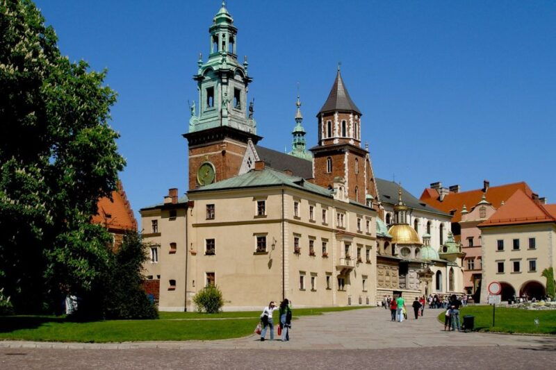krakow-old-town-golf-cart-walk-and-wawel-castle-guided-tour