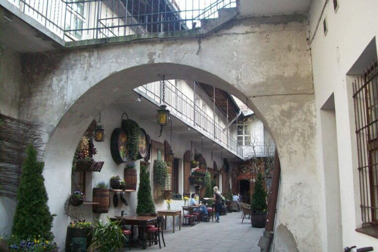 krakow-old-town-kazimierz-highlights-tour-by-electric-car-2