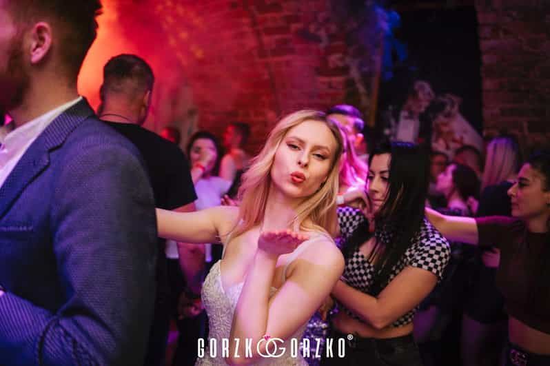krakow-polish-wedding-party-with-welcome-drink