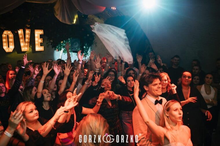 krakow-polish-wedding-party-with-welcome-drink