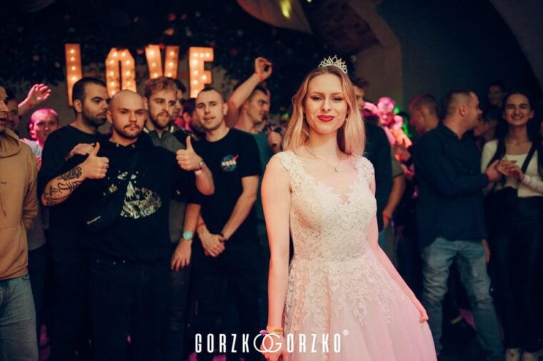 krakow-polish-wedding-party-with-welcome-drink