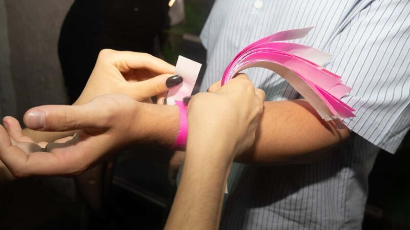 Krakow: Pub Crawl 1H Open Bar, VIP Entry & Welcome Shots - Key Points