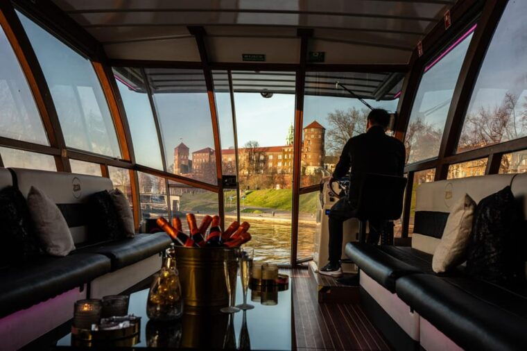 krakow-sightseeing-cruise-on-vistula-river-with-audio-guide