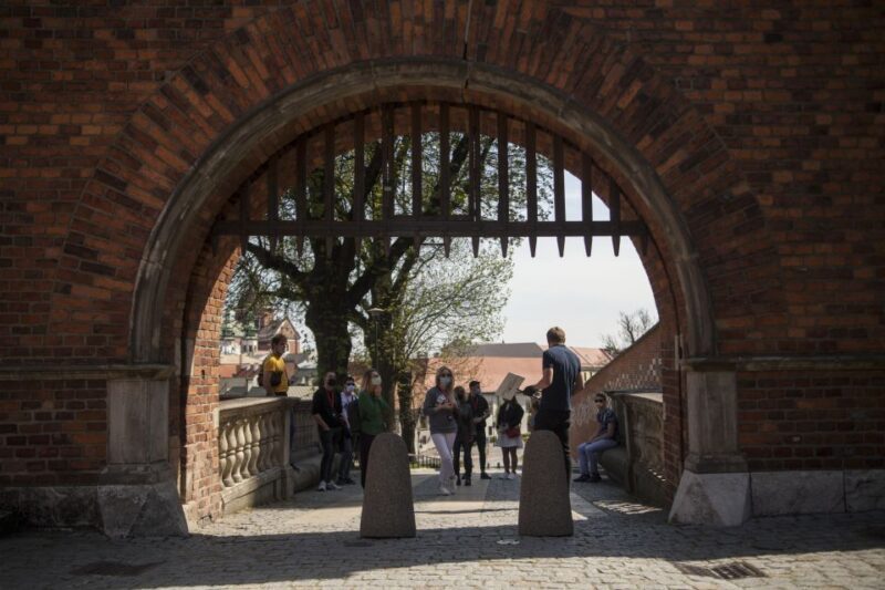 Krakow: Wawel Castle Guided Walking Tour - The Experience: A Mix of Stories, Sights, and Scenery  