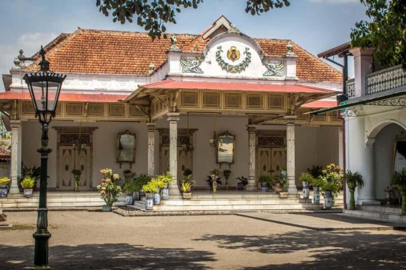 Kraton & Taman Sari Walking Tour - Optional Batik Workshop - A Closer Look at the Tour Experience