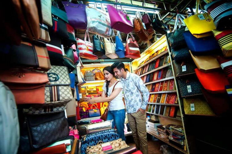 kuala-lumpur-street-market-exploration-shopping-tour