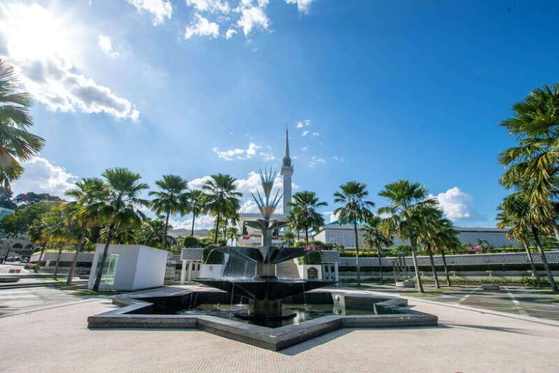 Kuala Lumpur: Tour with 21 Attractions - Craftsmanship and Reflection: Batik and the National Monument