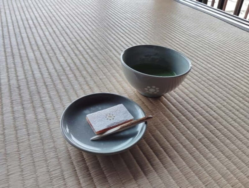 Kumamoto: Castles, Shrines, Gardens & a Taste of Tradition - The Tranquil Kato Shrine and Its Reflection