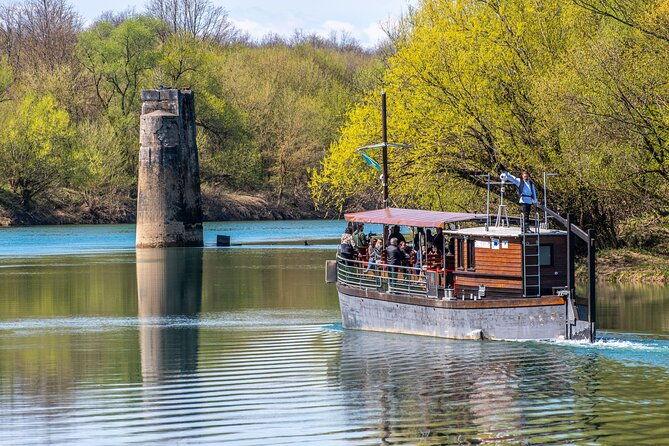 kupa-river-cruise-in-the-traditional-zitna-lada-boat-in-karlovac