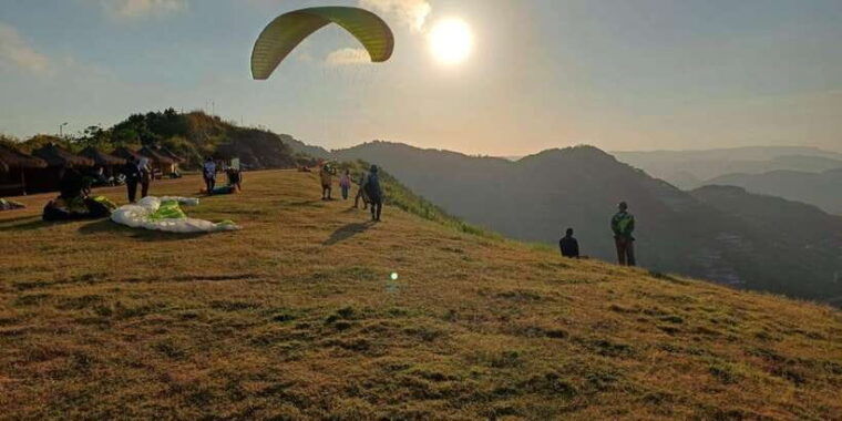 kuta-lombok-tandem-paragliding-with-pilot-beach-tour