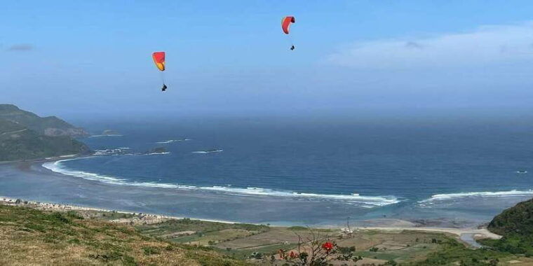 kuta-lombok-tandem-paragliding-with-pilot-beach-tour