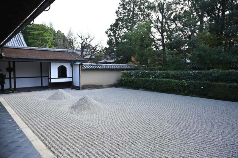 Kyoto: 700-Year-Old Daitokuji & Local Tasting - Key Points