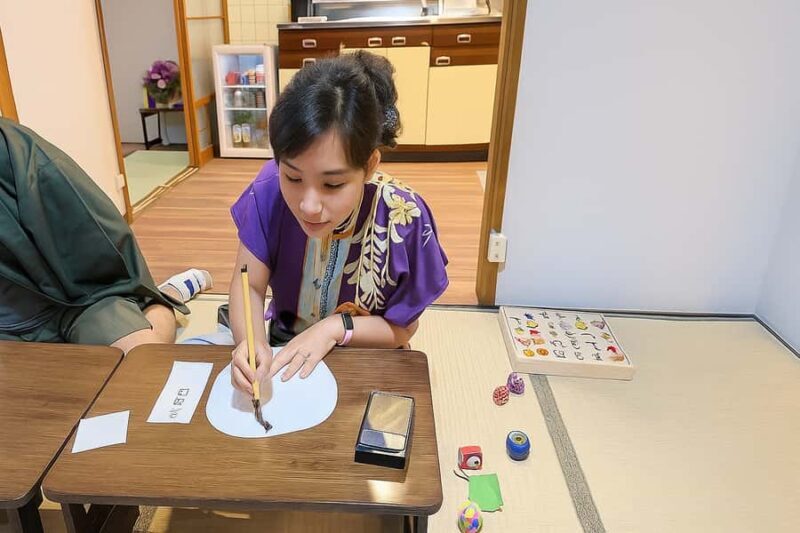 Kyoto : Calligraphy on a Washi hand Fan & Origami Fun - Key Points