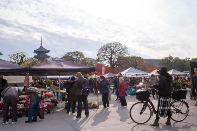 Kyoto: Chat & Treasure Hunt at To-ji Flea Market with Locals - Key Points