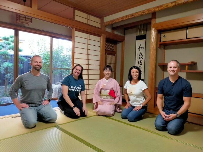 kyoto-fushimiinariwagashi-making-small-group-tea-ceremony
