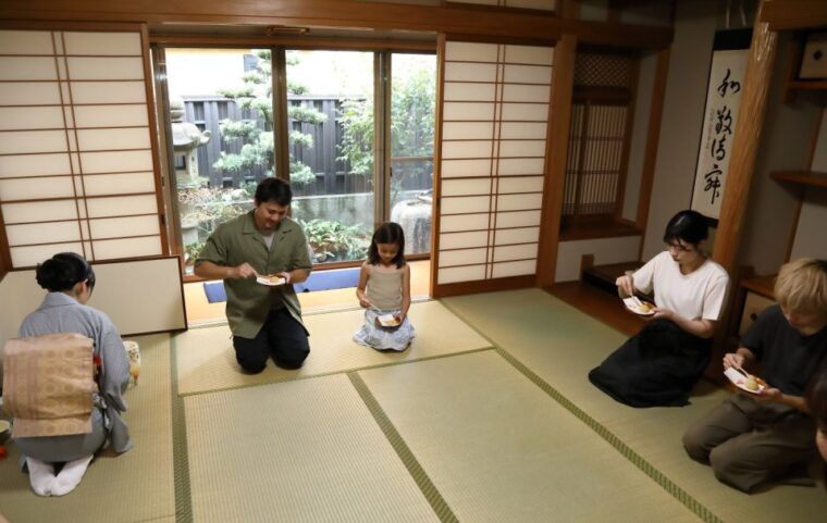kyoto-fushimiinariwagashi-making-small-group-tea-ceremony