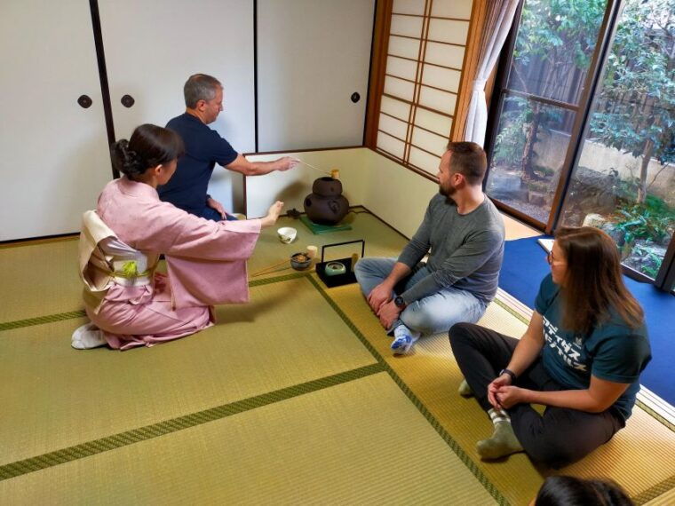 kyoto-fushimiinariwagashi-making-small-group-tea-ceremony