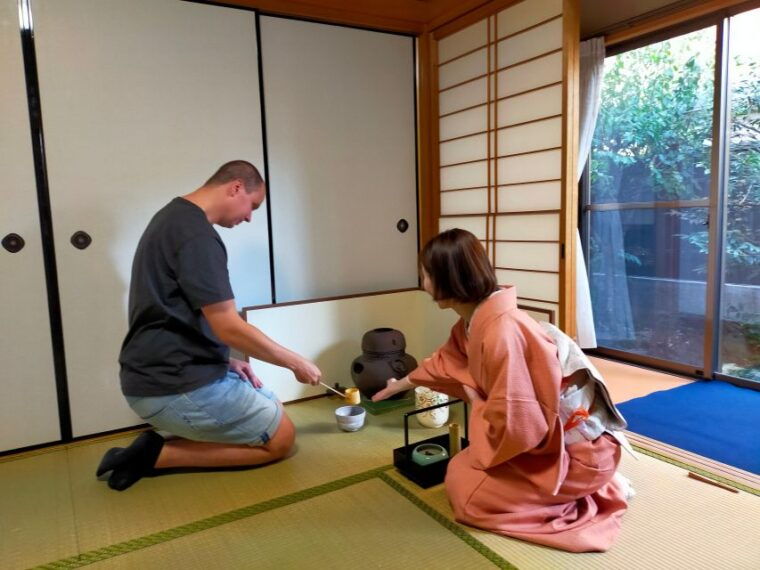 kyoto-fushimiinariwagashi-making-small-group-tea-ceremony