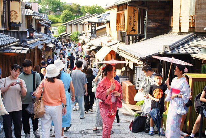 Kyoto: Gion and Geisha District Walking Tour - The Experience of Walking Gion