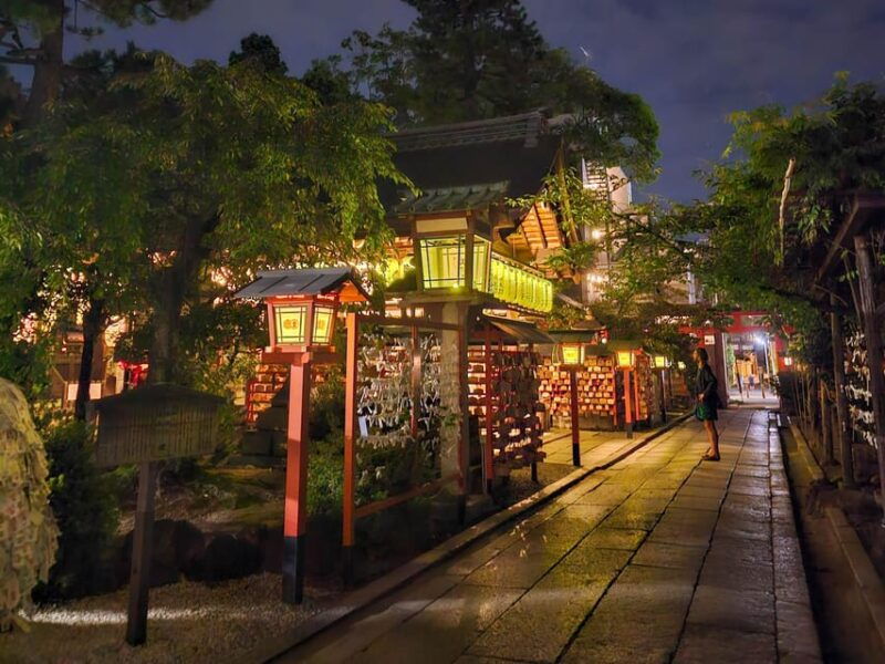 kyoto-gion-district-guided-walking-tour-at-night-with-snack
