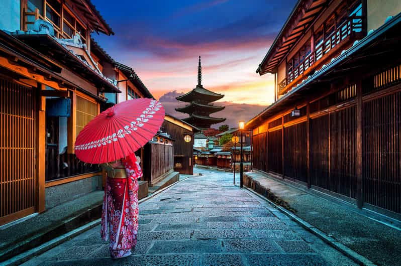 kyoto-gion-district-guided-walking-tour-at-night-with-snack