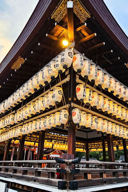 kyoto-gion-district-guided-walking-tour-at-night-with-snack