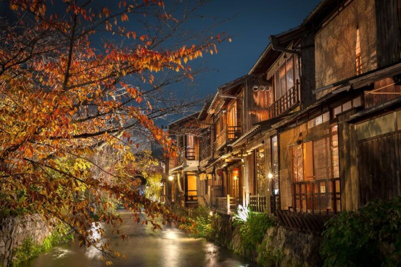kyoto-gion-district-guided-walking-tour-at-night-with-snack