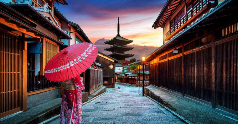 kyoto-gion-district-guided-walking-tour-at-night-with-snack