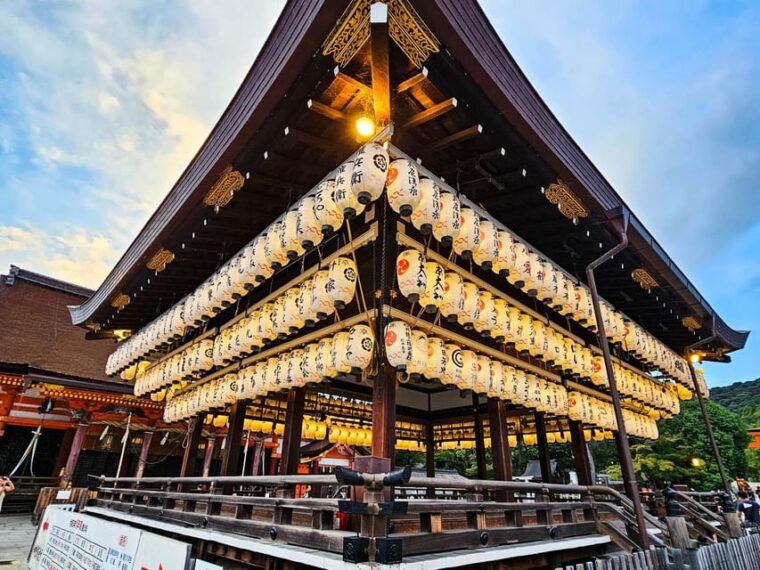 kyoto-gion-district-guided-walking-tour-at-night-with-snack