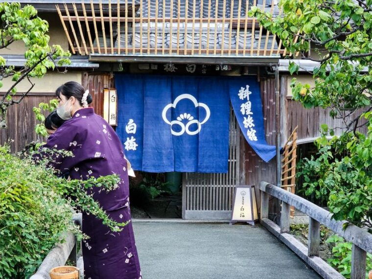 kyoto-gion-district-guided-walking-tour-at-night-with-snack