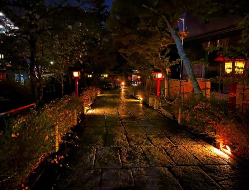 Kyoto: Gion Magical Night Walking Tour with Geisha Trivia - Authentic Experiences Highlighted by Reviewers