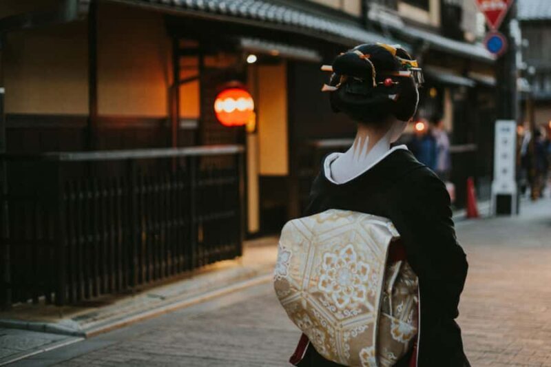 Kyoto: Gion Night Walk & Geisha District with Local Students - An In-Depth Look at the Gion Night Walk Experience