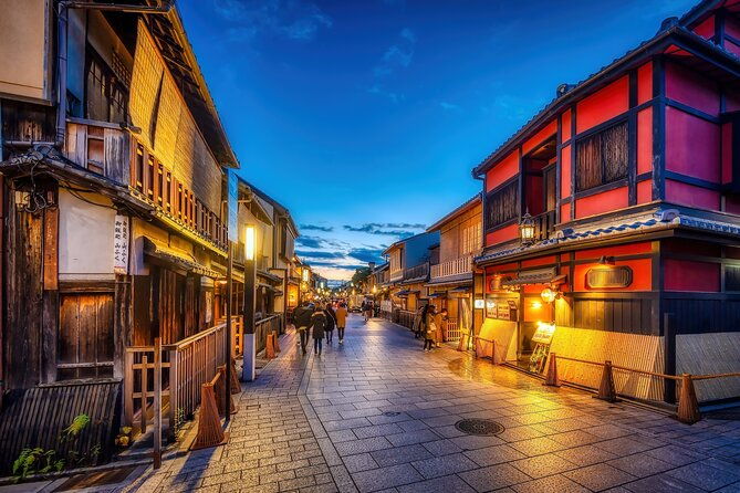 kyoto-gion-night-walk-small-group-guided-tour
