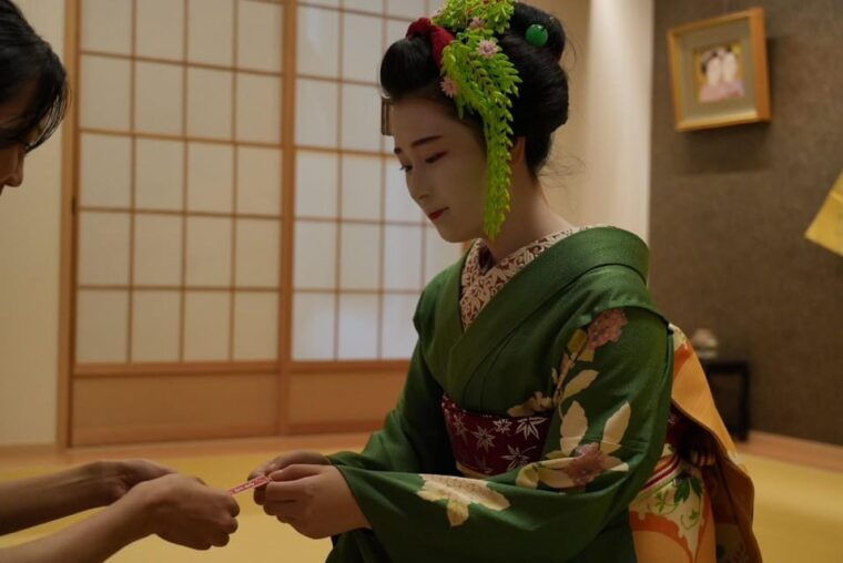 kyoto-gion-walking-tour-geisha-show-and-japanese-game