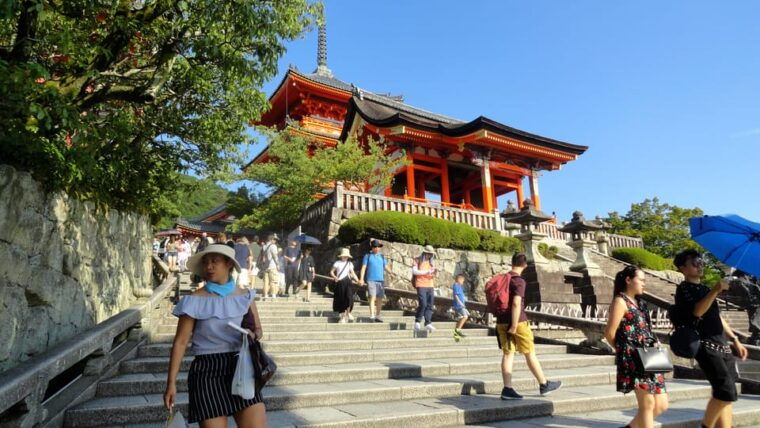kyoto-kiyomizudera-higashiyama-and-yasaka-discovery-tour