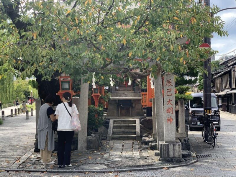 kyoto-meet-the-geisha-maiko-with-gion-walking-tour