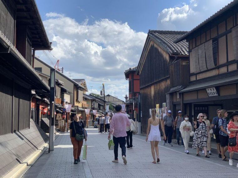 kyoto-meet-the-geisha-maiko-with-gion-walking-tour