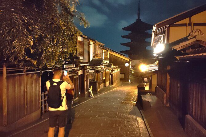 Kyoto: Night Stroll Through the Enchanting Gion District - Key Points