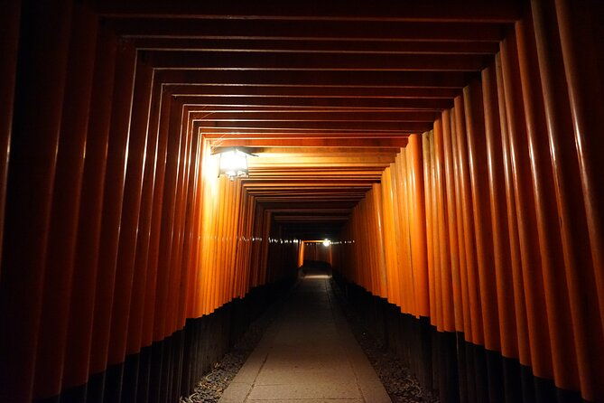 kyoto-night-walking-guided-tour-at-fushimi-inari-shrine