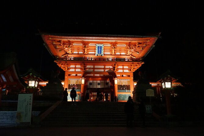 kyoto-night-walking-guided-tour-at-fushimi-inari-shrine