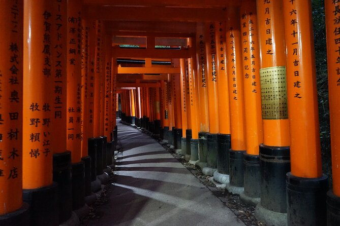 kyoto-night-walking-guided-tour-at-fushimi-inari-shrine